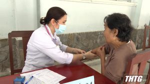 Khám bệnh và cấp thuốc miễn phí cho gia đình chính sách tại huyện Cai Lậy
