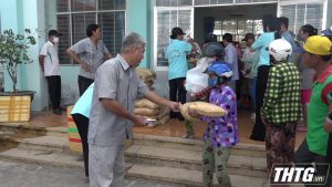 Huyện Gò Công Tây tặng 100 phần quà cho nạn nhân chất độc da cam và người mù