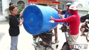 Công an quận Bình Tân tặng bồn chứa nước sinh hoạt cho người dân Gò Công Đông