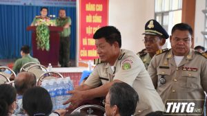 Công an tỉnh Kandal Campuchia tặng nước uống cho người dân Gò Công Đông