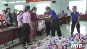 Sở Công thương Tiền Giang tặng quà cho người dân vùng hạn mặn