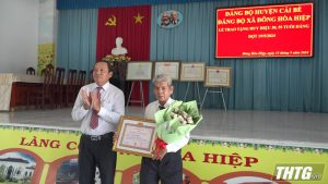 Huyện ủy Cái Bè trao Huy hiệu Đảng đợt 19-05 cho Đảng viên xã Đông Hòa Hiệp