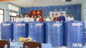 Tỉnh Tây Ninh trao kinh phí mua bồn nước cho người dân vùng hạn mặn Tiền Giang