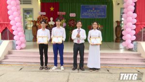 Trường THPT Phan Việt Thống ra quân chiến dịch Hoa phượng đỏ và tuyên dương Học sinh 3 tốt