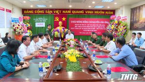 Chủ tịch UBND tỉnh Nguyễn Văn Vĩnh thăm và chúc mừng Viettel Tiền Giang