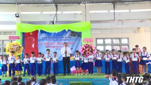 Phó Chủ tịch HĐND tỉnh Nguyễn Hữu Lợi dự tổng kết năm học tại Trường Tiểu học Bình Đông