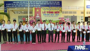 Phó Bí thư Thường trực Tỉnh ủy Võ văn Bình dự tổng kết năm học tại Trường THCS Đông Hòa