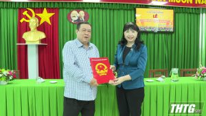 Ông Trần Văn Quảng – Phó Giám đốc Đài PT&TH Tiền Giang nhận quyết định nghỉ hưu theo chế độ