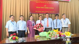 Trường Đại học Tiền Giang trao Huy hiệu 30 năm tuổi Đảng cho Đảng viên