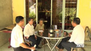 Lãnh đạo thị xã Cai Lậy thăm, tặng quà gia đình chính sách xã Tân Hội