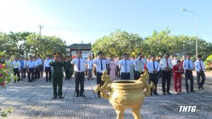 Lãnh đạo huyện Tân Phước viếng Nhà bia ghi danh Liệt sĩ nhân kỷ niệm 50 năm thống nhất đất nước