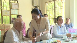 Phó Bí thư Thường trực Tỉnh ủy Nguyễn Hải Trâm thăm gia đình chính sách ở TP. Mỹ Tho