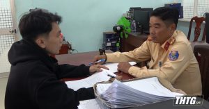 Công an Tiền Giang làm việc với các đối tượng  điều khiển xe tụ tập thành đoàn trên QL 60