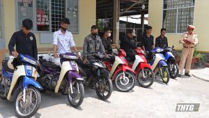 Xử lý hành chính 7 người điều khiển xe mô tô không đội mũ bảo hiểm đi dự tiệc cưới