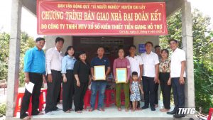 Huyện Cai lậy bàn giao 2 căn nhà Đại đoàn kết cho hộ nghèo ở xã Tân Phong