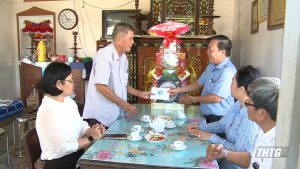 Chủ nhiệm Ủy ban Kiểm tra Tỉnh ủy Nguyễn Ngọc Trầm thăm và tặng quà gia đình chính tại huyện Gò Công Đông
