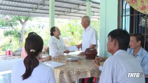 Lãnh đạo huyện Tân Phước thăm gia đình chính sách và Đảng viên cao niên xã Tân Hòa Tây