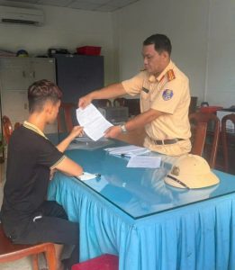 Tiền Giang: Xử phạt, tịch thu phương tiện tài xế điều khiển xe máy bằng chân