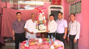 Ông Lê Quang Trí – Giám đốc Sở Giáo dục và Đào tạo Tiền Giang đi thăm gia đình chính sách ở thị xã Cai Lậy