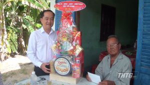 Bí thư Thành ủy Gò Công thăm, tặng quà gia đình chính sách ở xã Bình Xuân