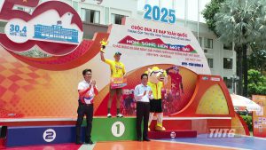 Phó Chủ tịch UBND tỉnh Nguyễn Thành Diệu dự trao giải Cuộc đua xe đạp Cúp Truyền hình TPHCM chặng Biên Hòa – Mỹ Tho